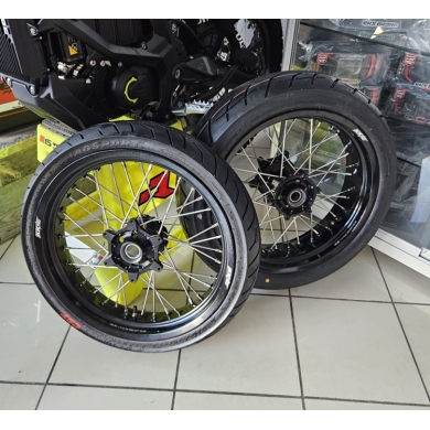 KKE Supermoto Radsatz für KTM 03-, HSQ 14-, GG 21-, Stark Varg 17×3.5/17×5.0 Schwarz mit CST Magsport Reifen